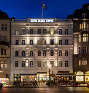 Vita fasaden av Elite Plaza Hotel i Malmö i skymning