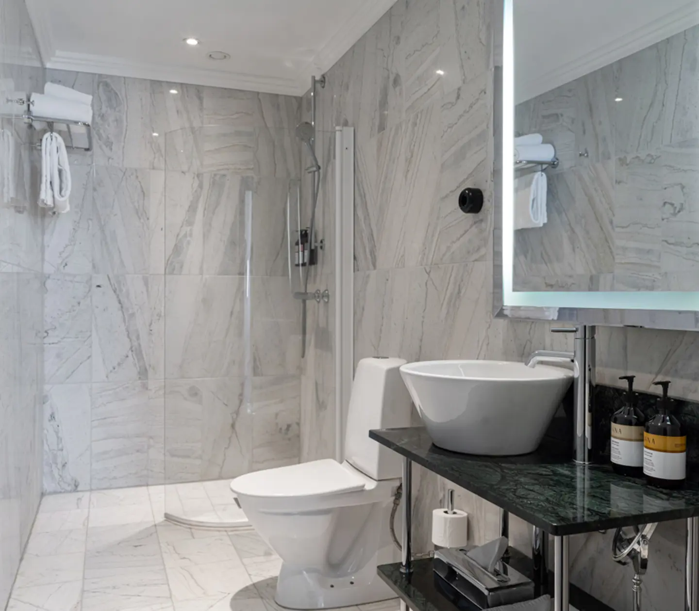 Bright bathroom with sink, mirror and bathtub