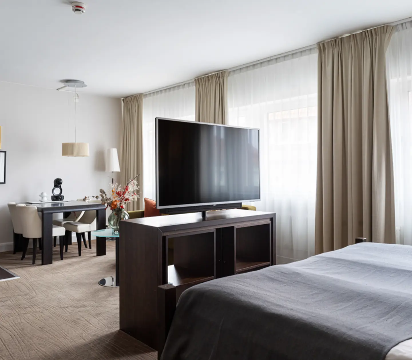Bright suite with sofa group, dining group and window