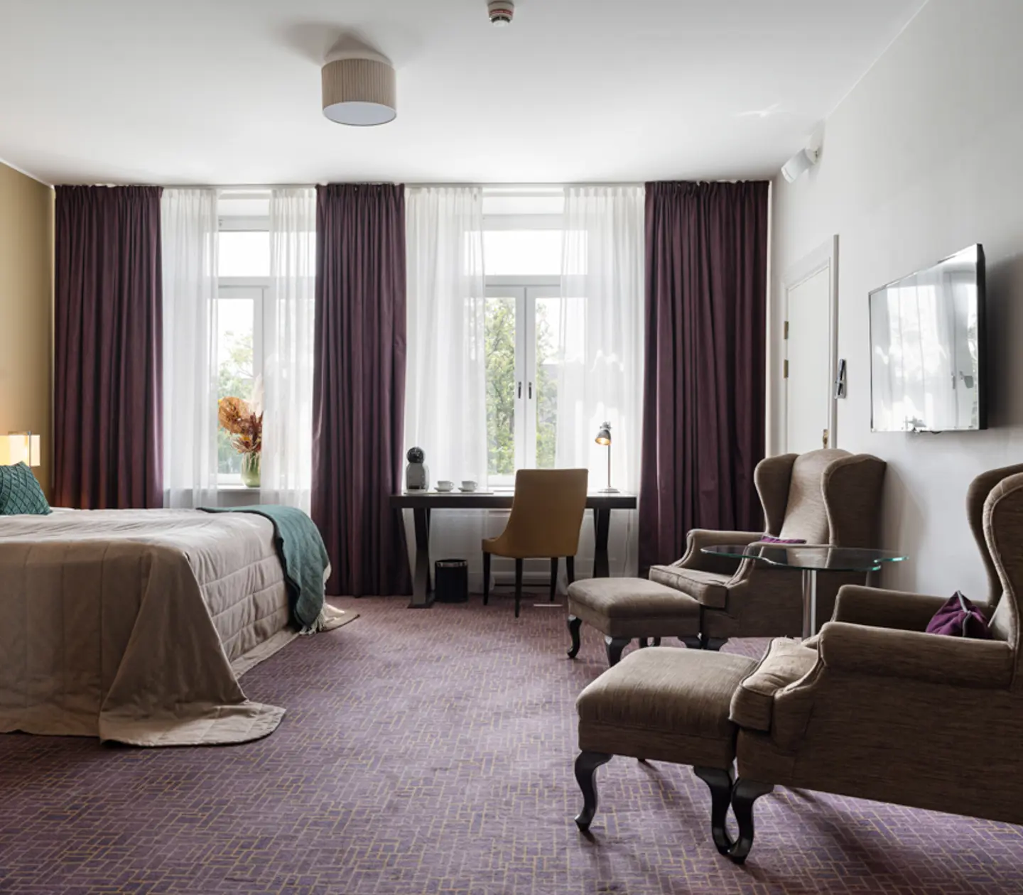 Cozy suite with sofa group, dining table and window