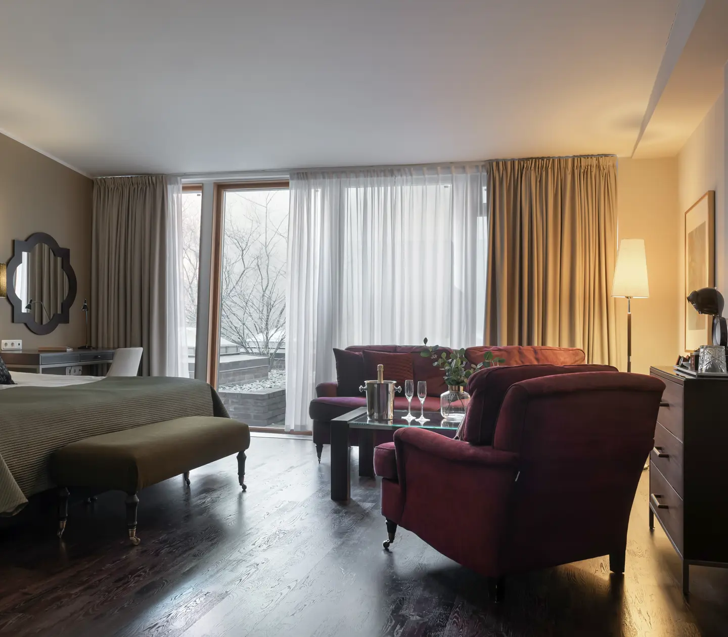 Bright suite with double bed, sofa group and window