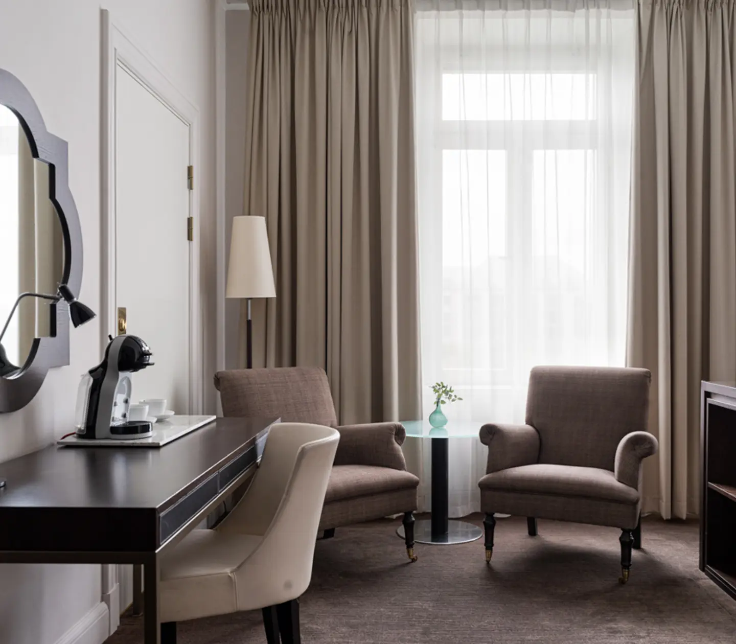 Bright suite with double bed, TV and bedside table