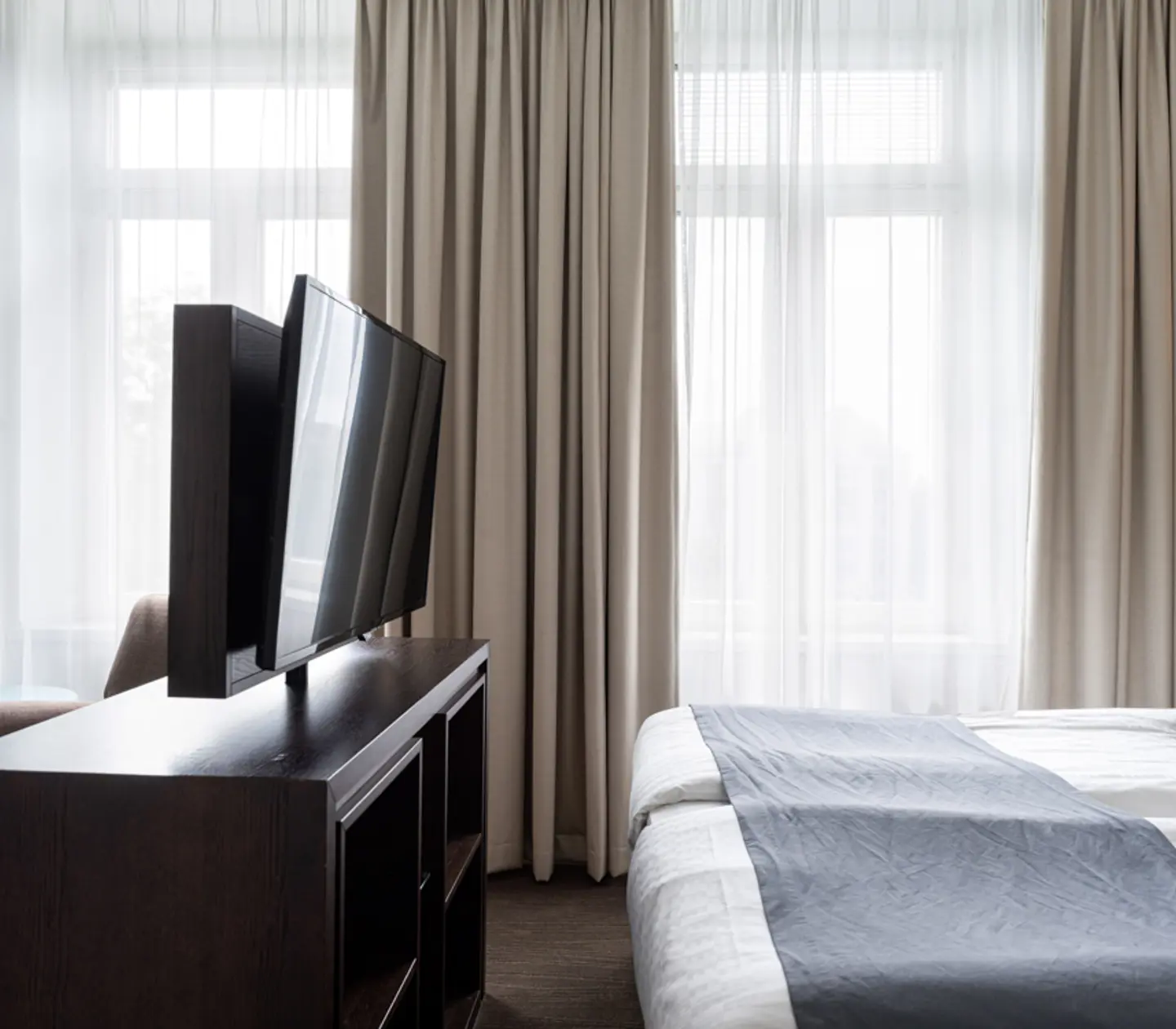 Bright suite with double bed, sofa and TV