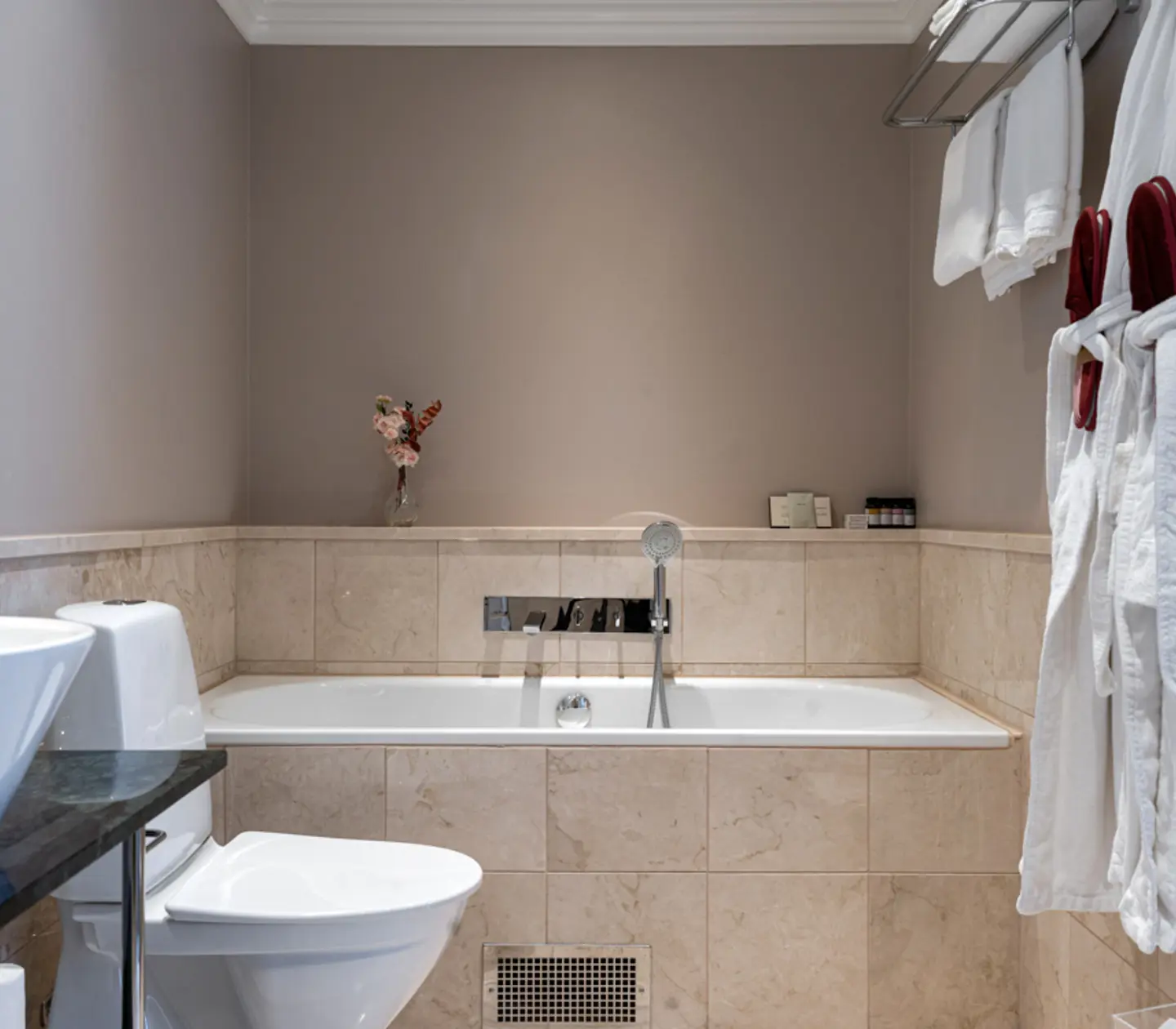 Bright bathroom with bathtub, sink and mirror