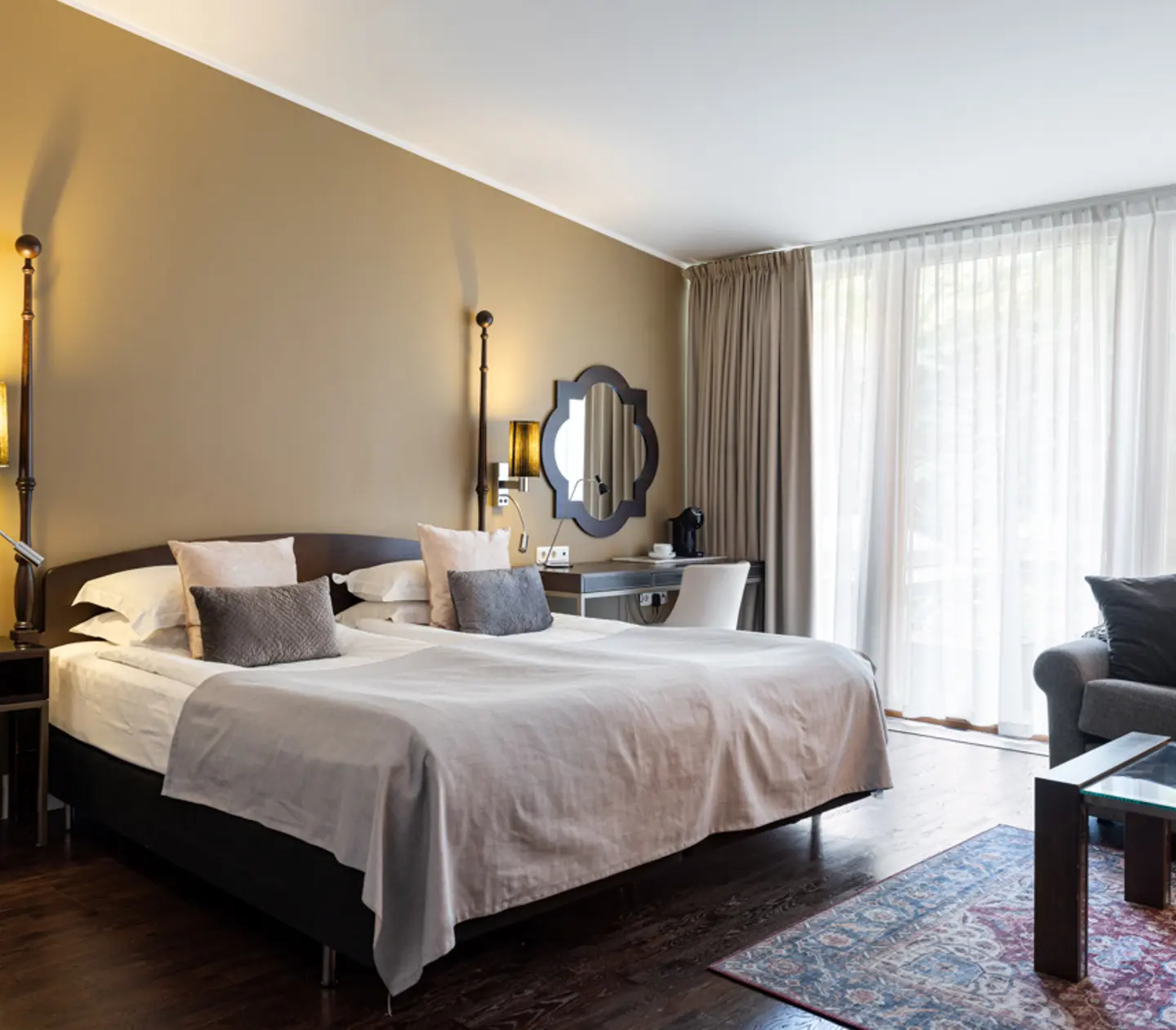 Bright suite with double bed, pull-out couch and TV