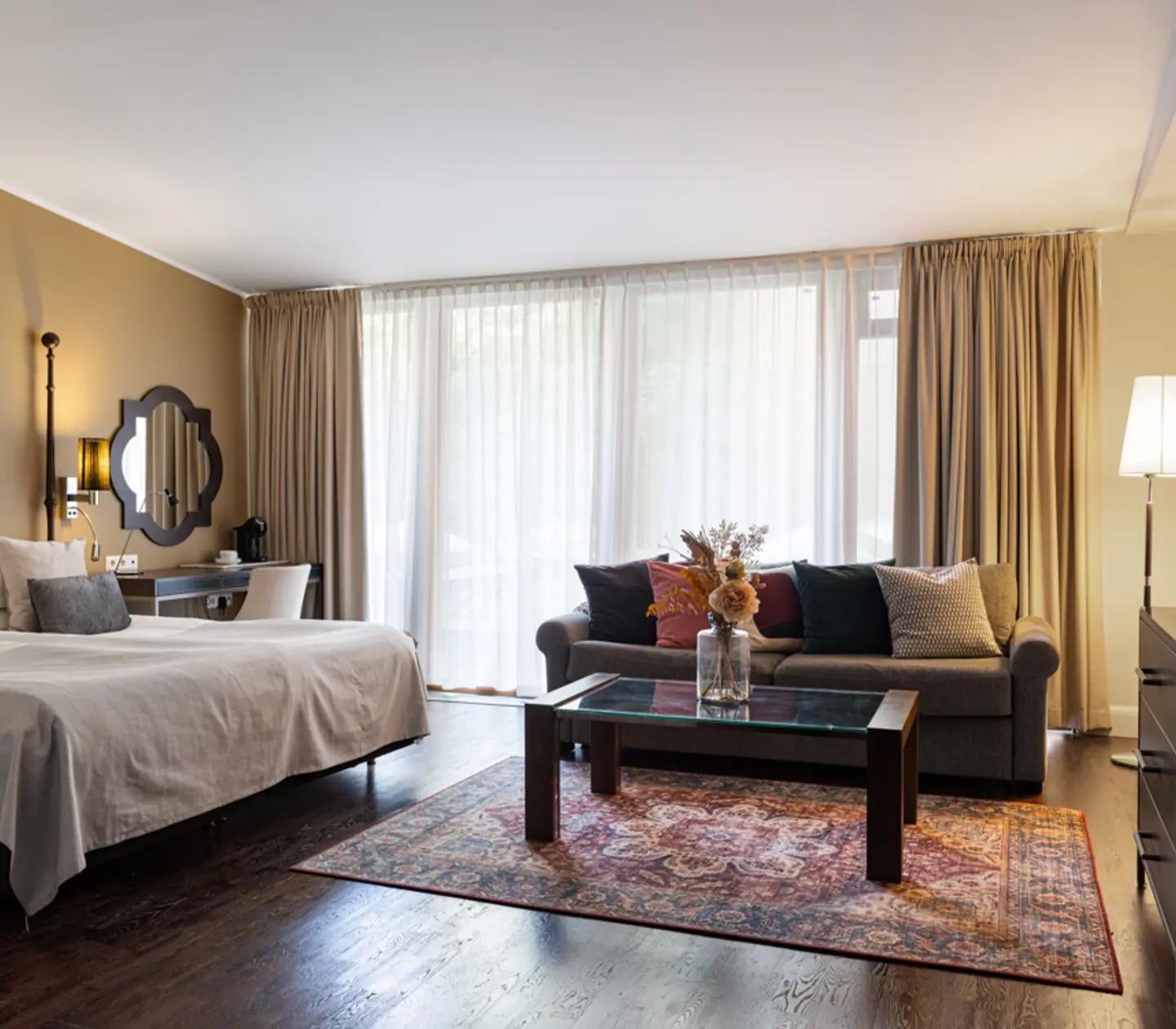 Bright suite with double bed, sofa group and TV