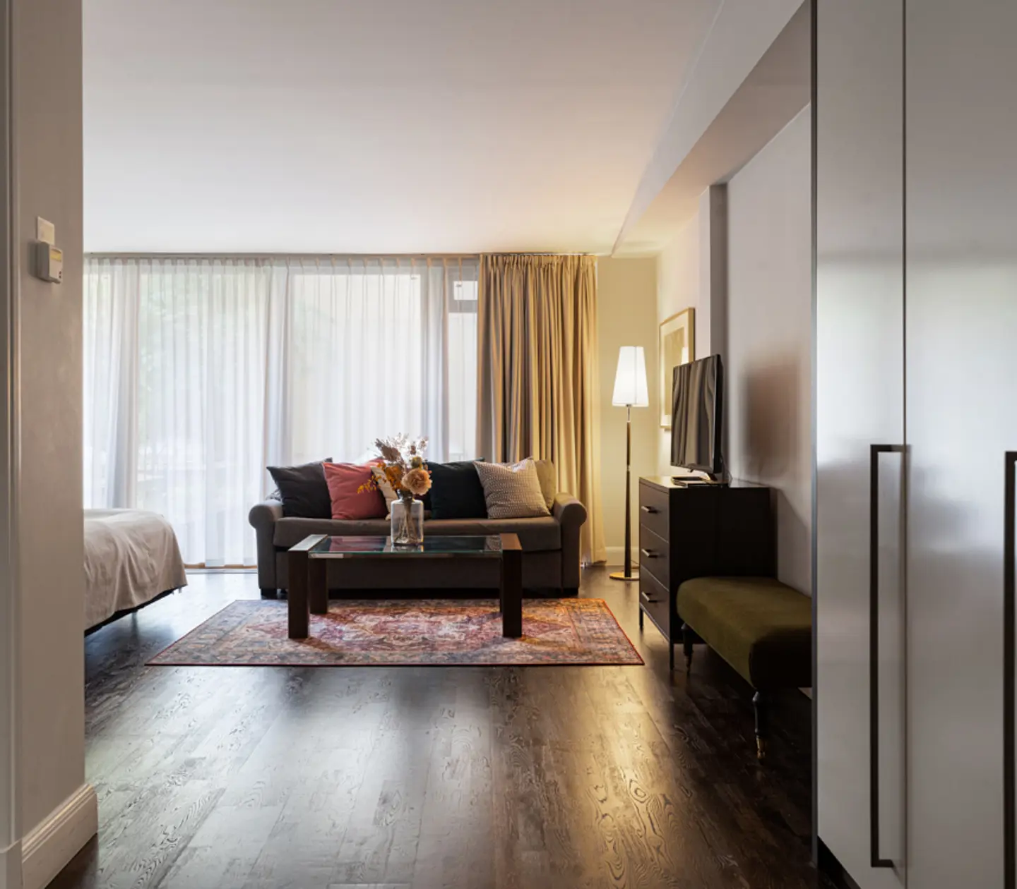 Bright suite with double bed, sofa group and window