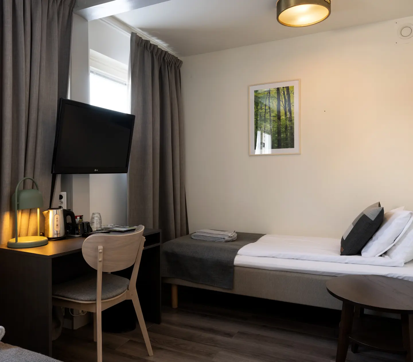 Hotel room with beds, desk and TV