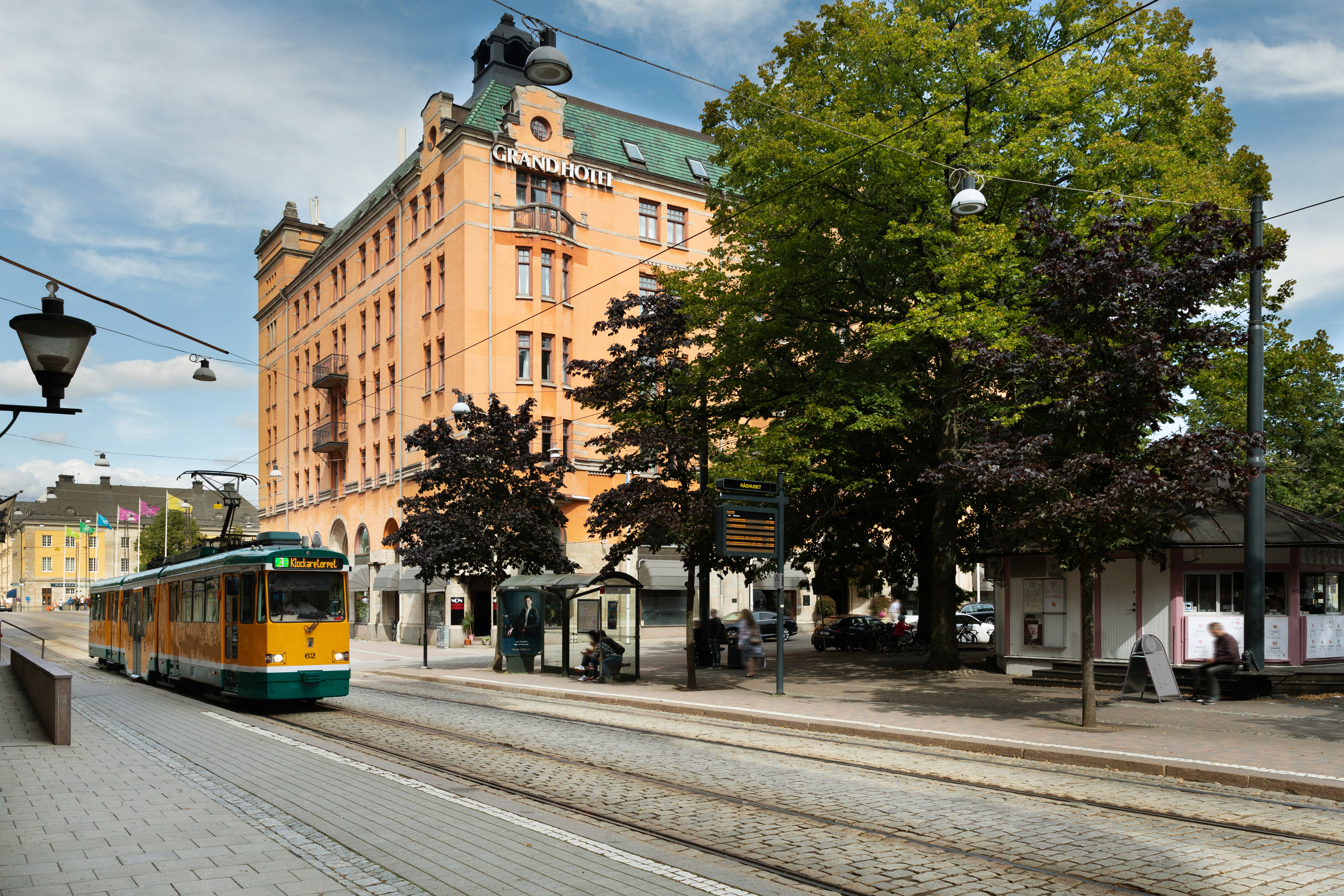 Entrén till Elite Grand Hotel med pampigt tak, röd matta och stora dörrar