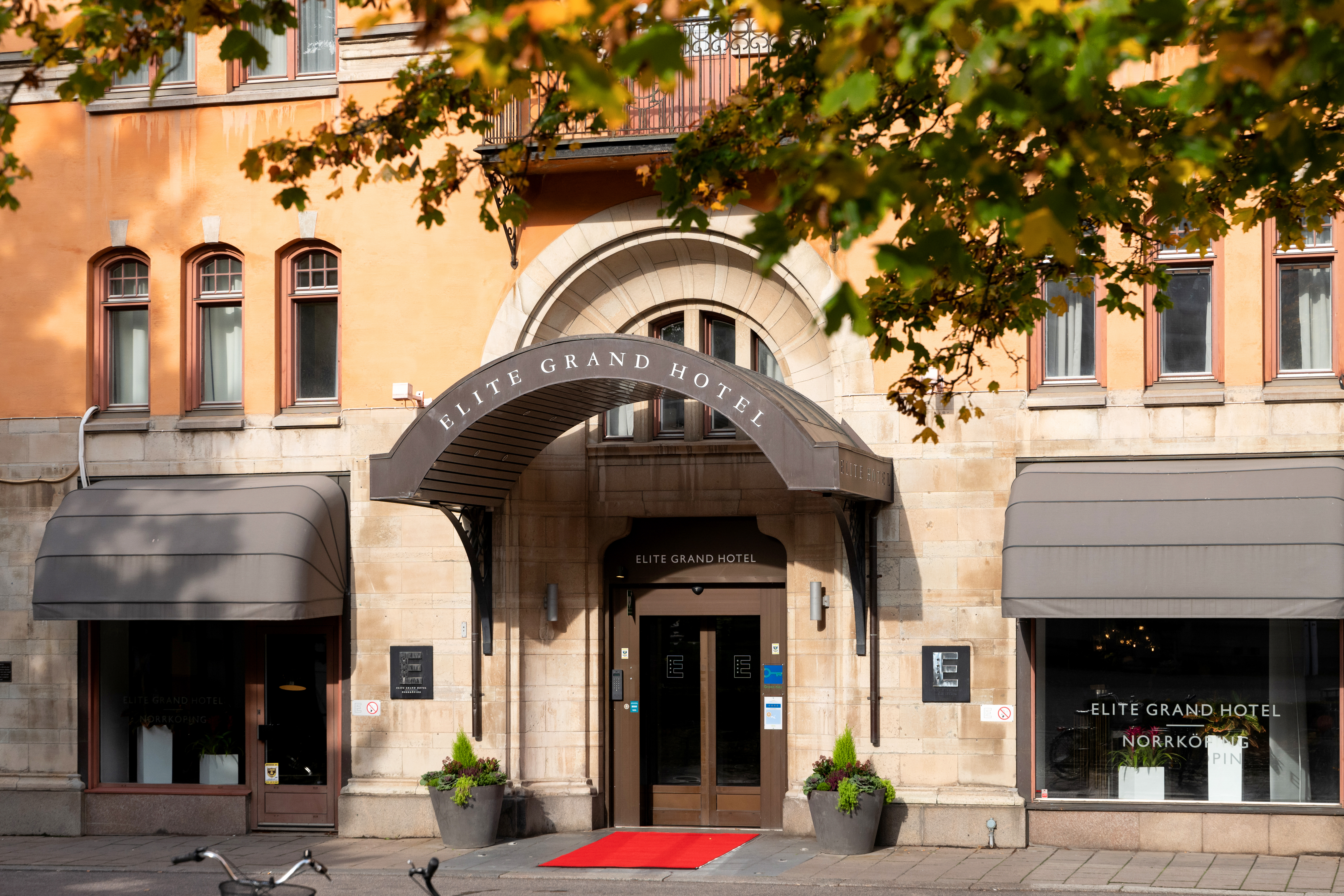 Lyxig entré till Elite Grand Hotel i Norrköping