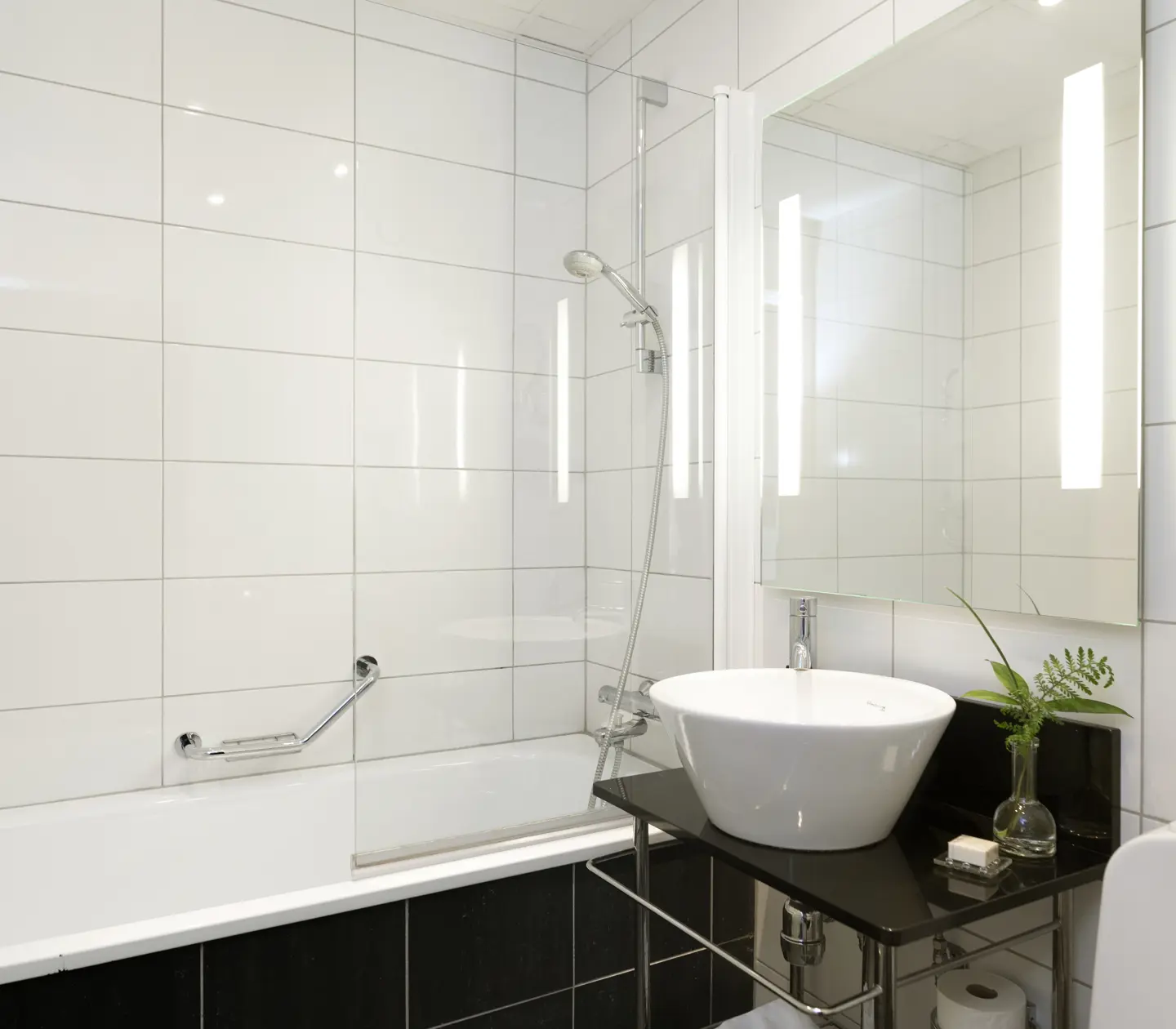 Bright bathroom with bathtub, sink and mirror