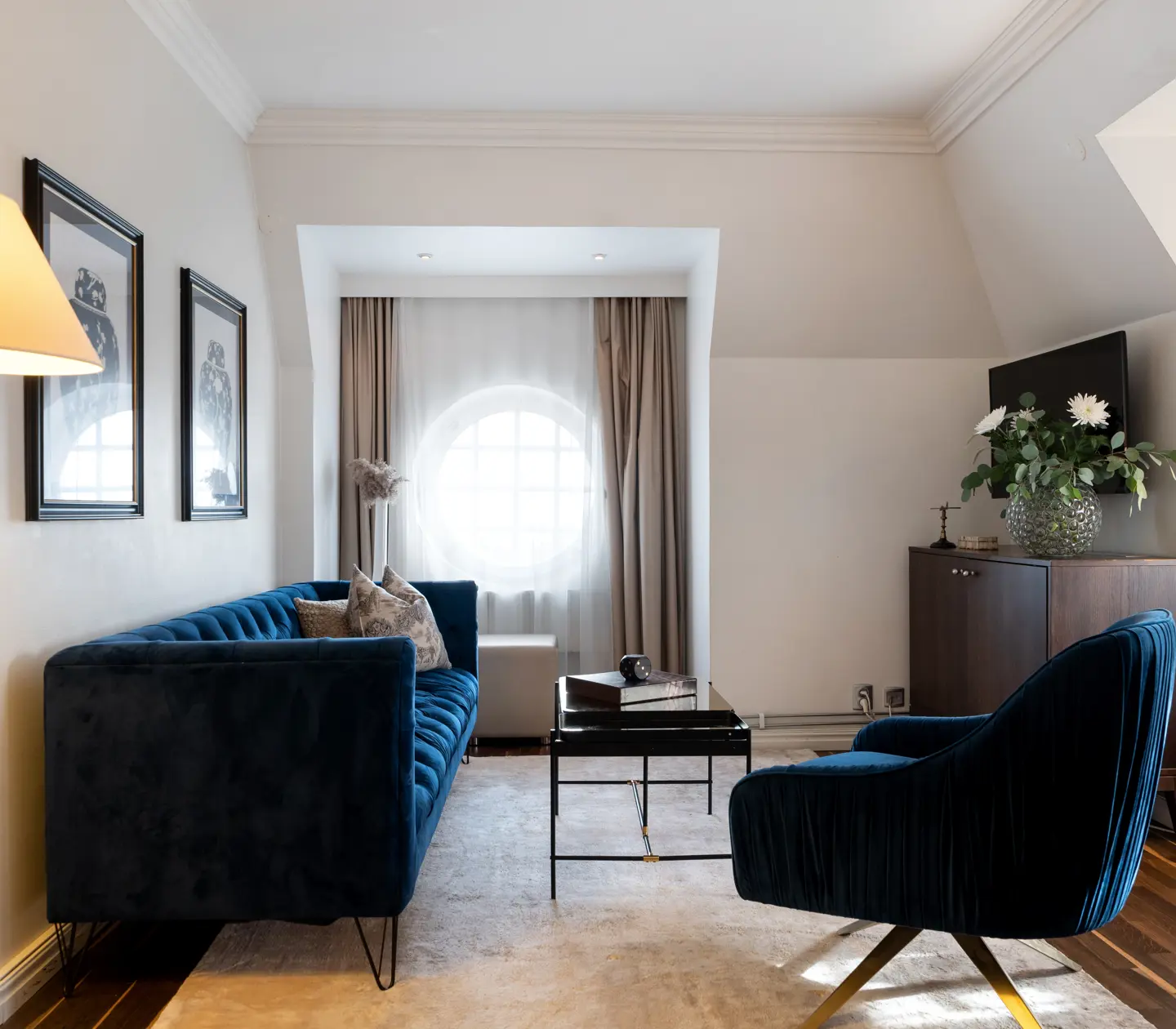 Cozy suite with sofa group, TV and round window