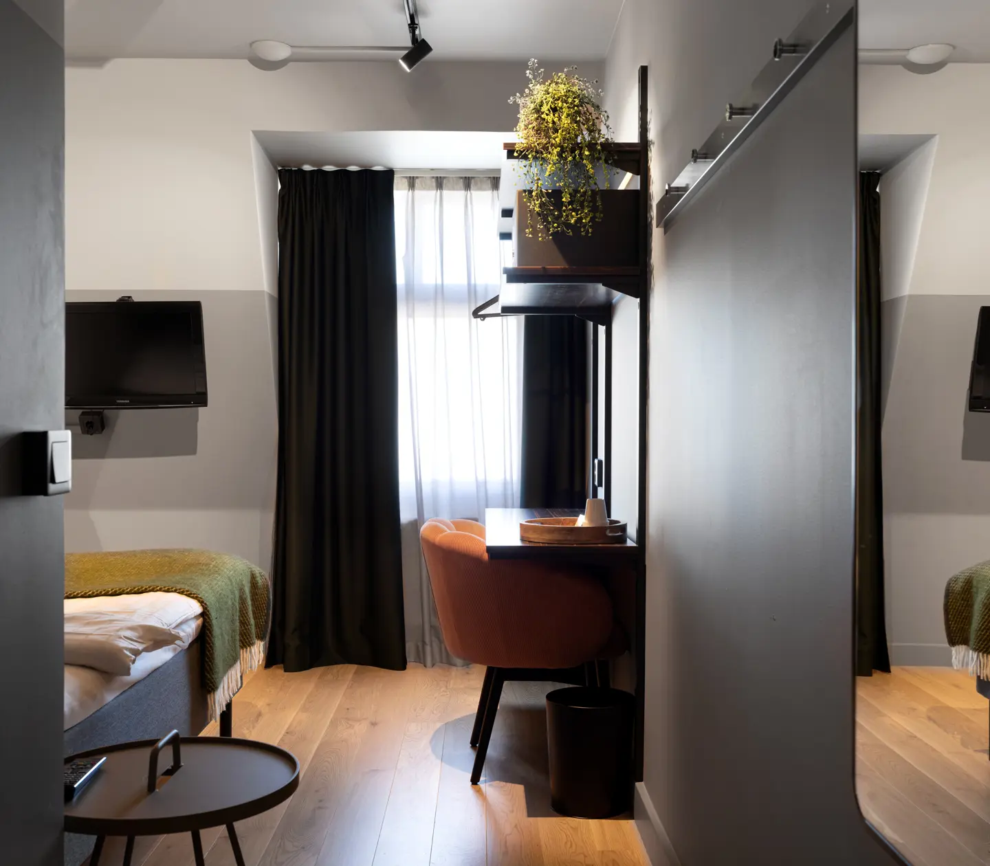 Nice single room with mirror, desk and bed