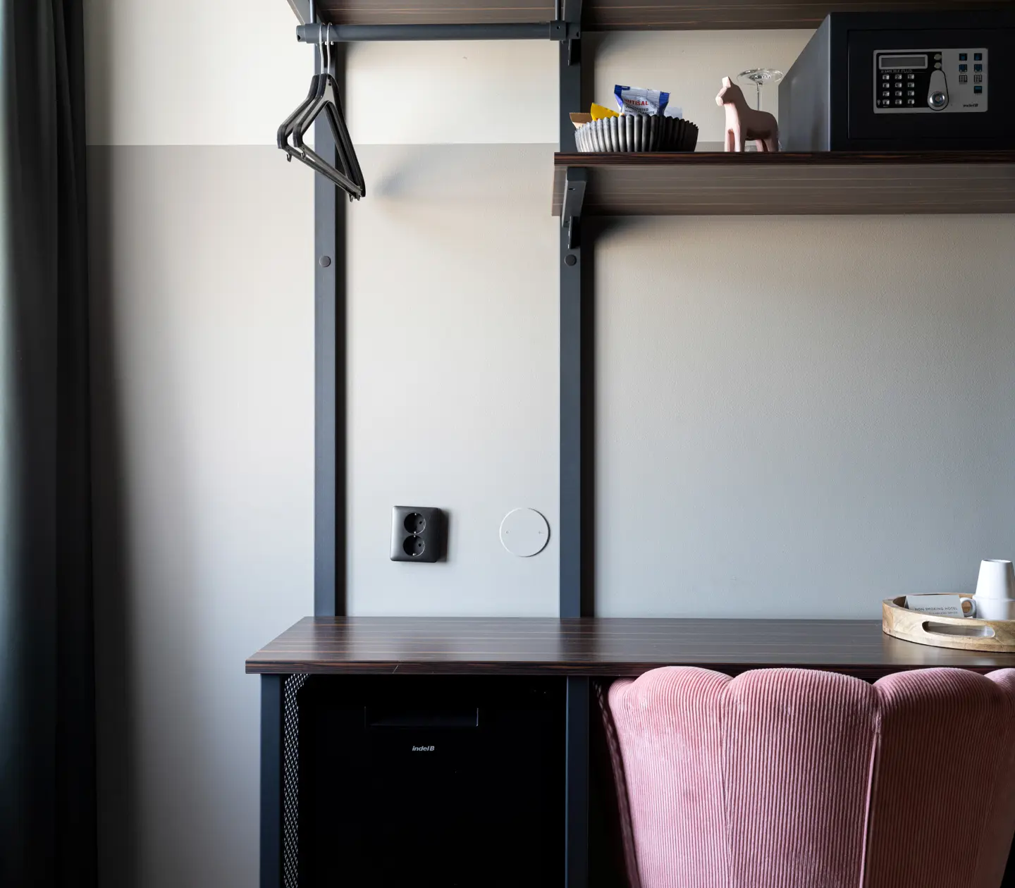 Nice single room with desk, safe and pink armchair