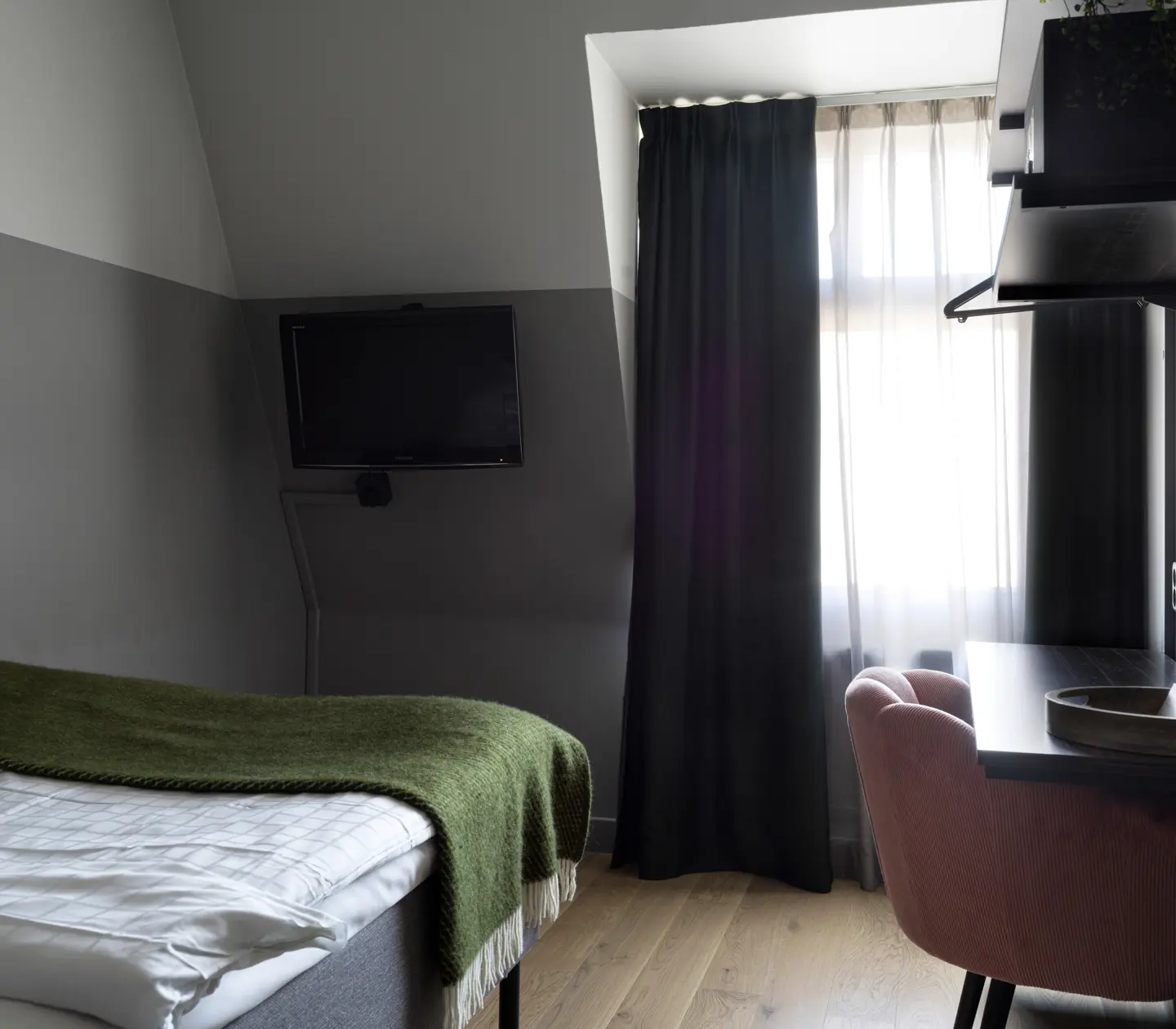 Nice single room with desk, window and single bed