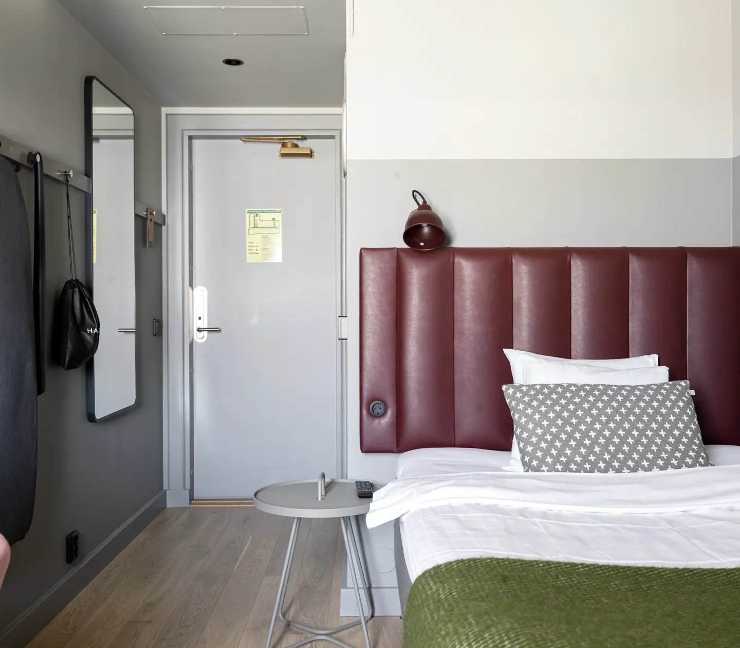 Nice single room with desk and mirror