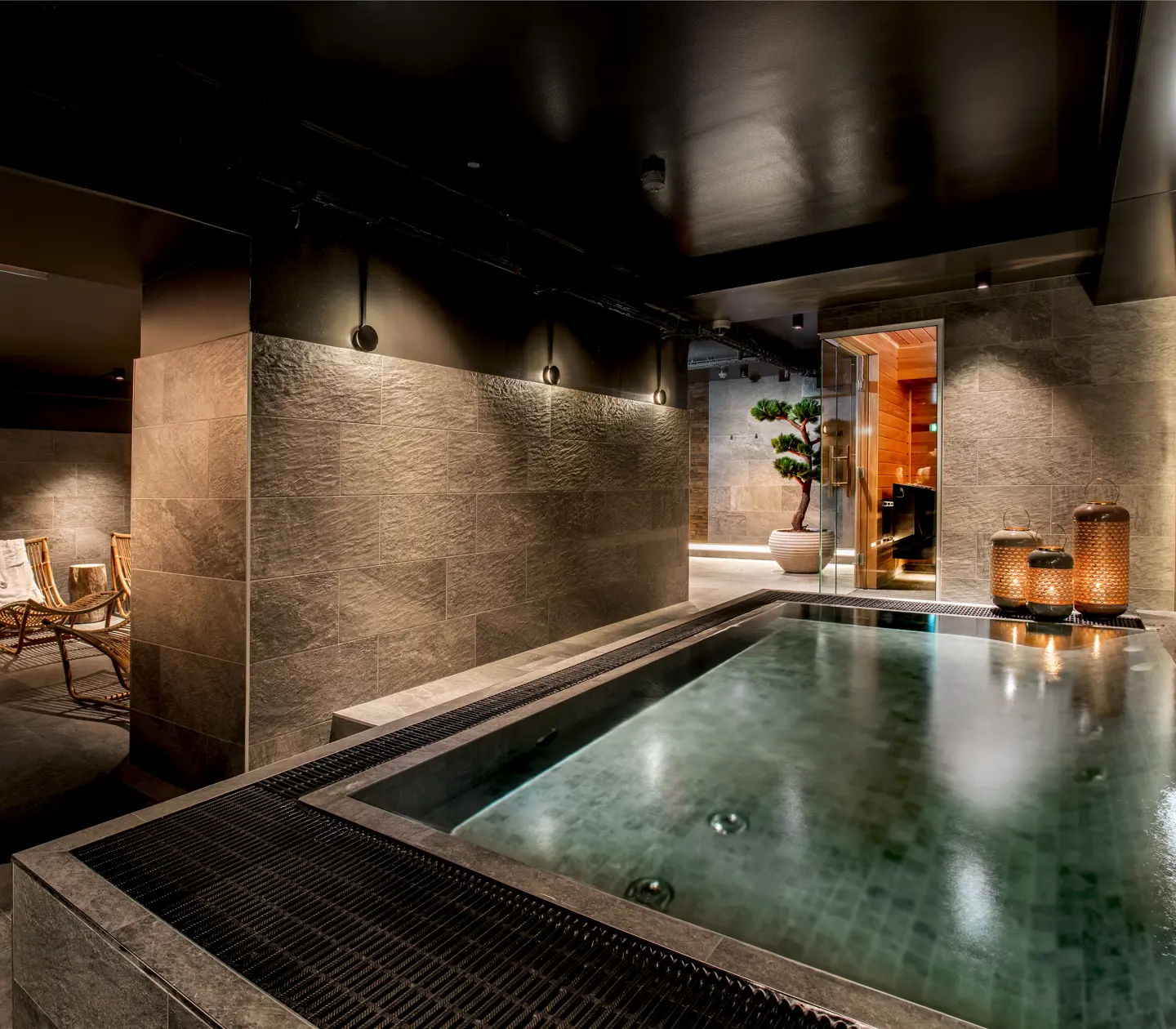 Relaxation area with pool, sauna and relaxation chairs