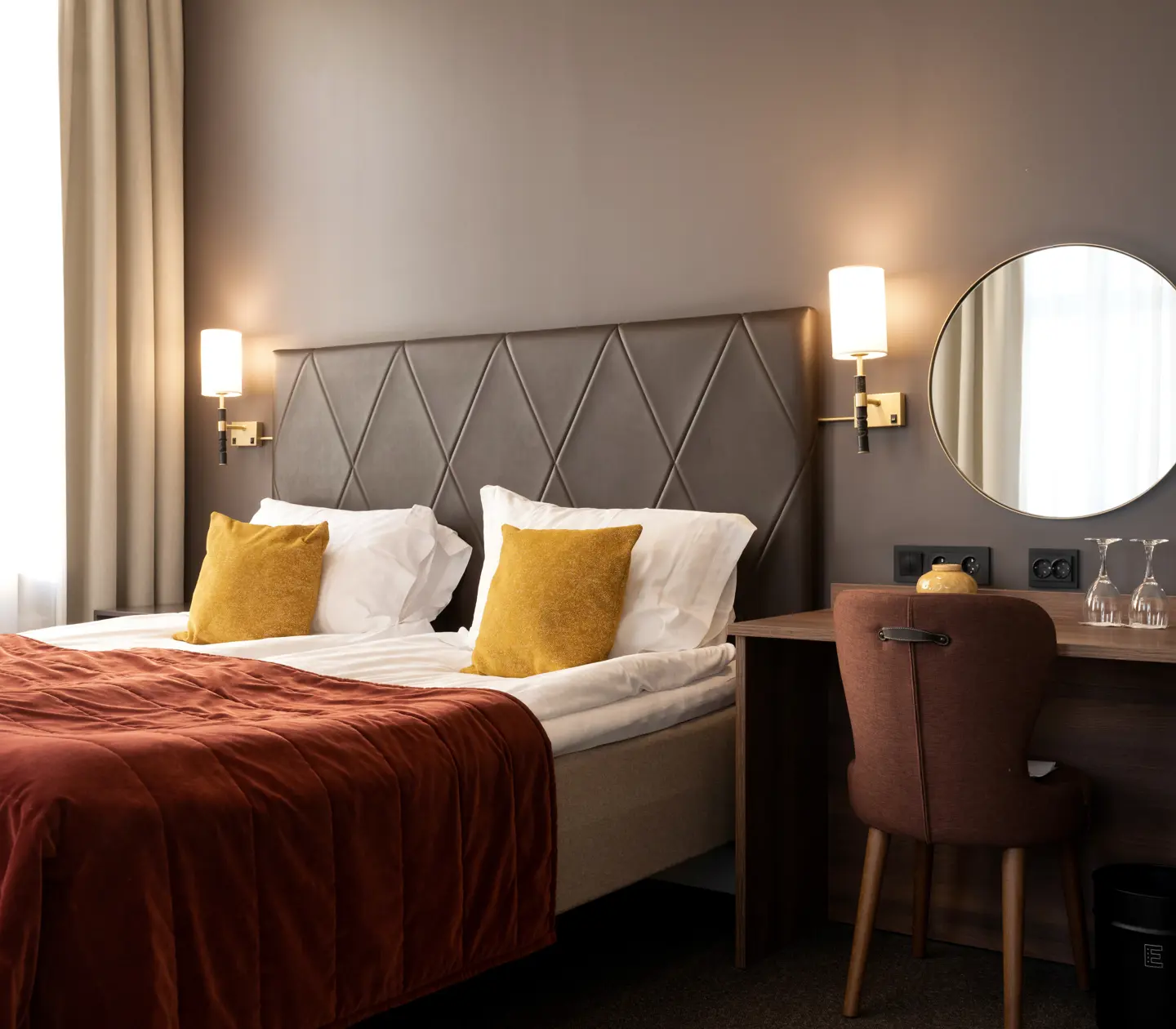 Hotel room with double bed, desk and mirror