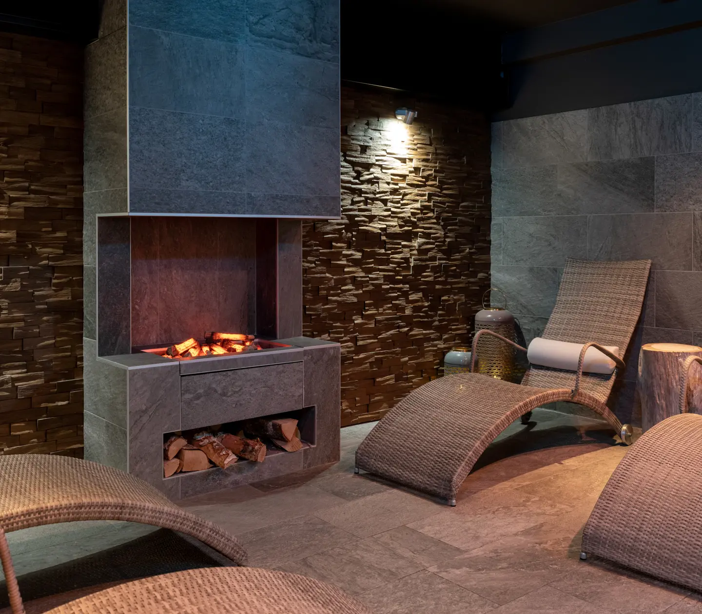 Relaxation area with sunbeds and fireplace