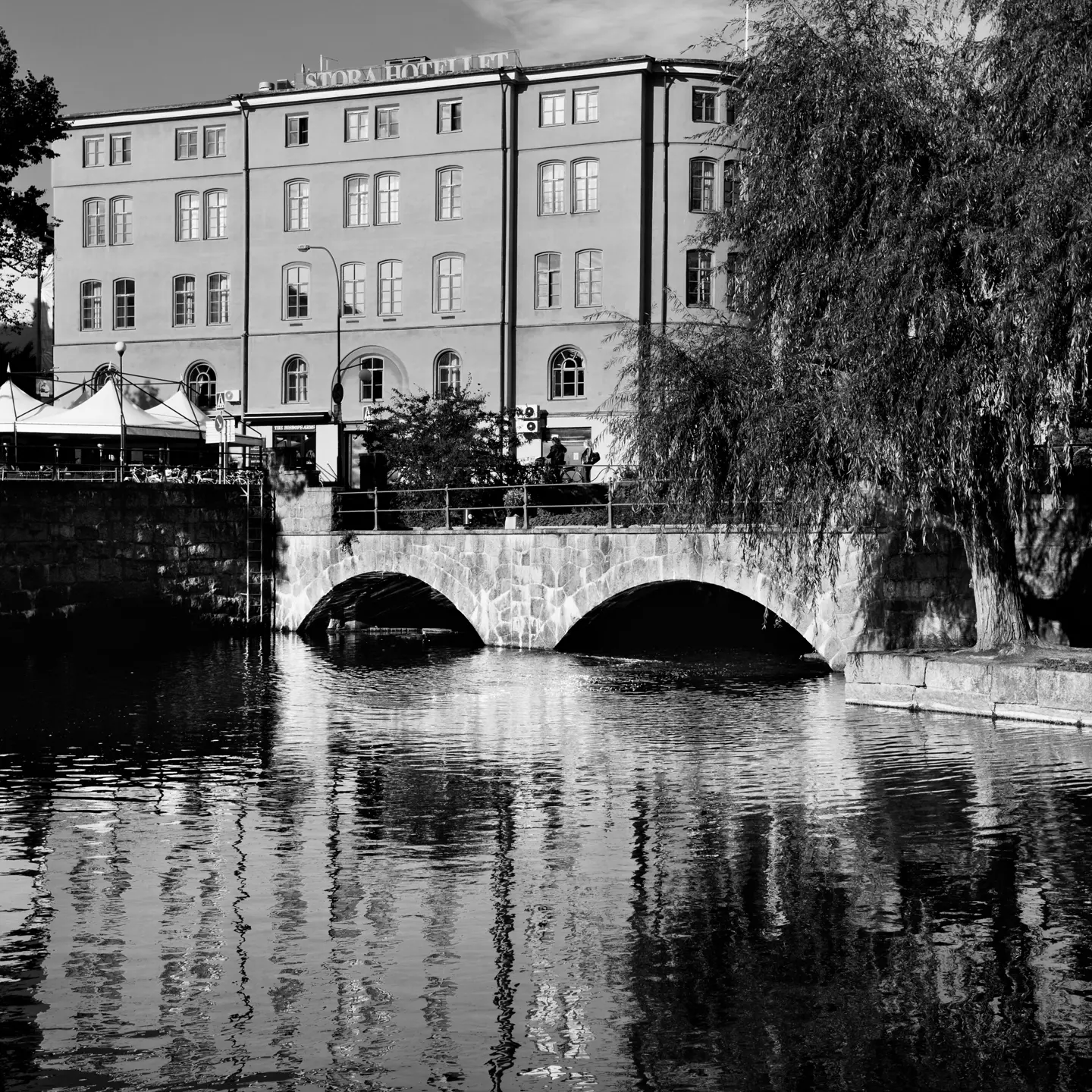 Black and white historical image of the Elite Stora Hotellet in Örebro