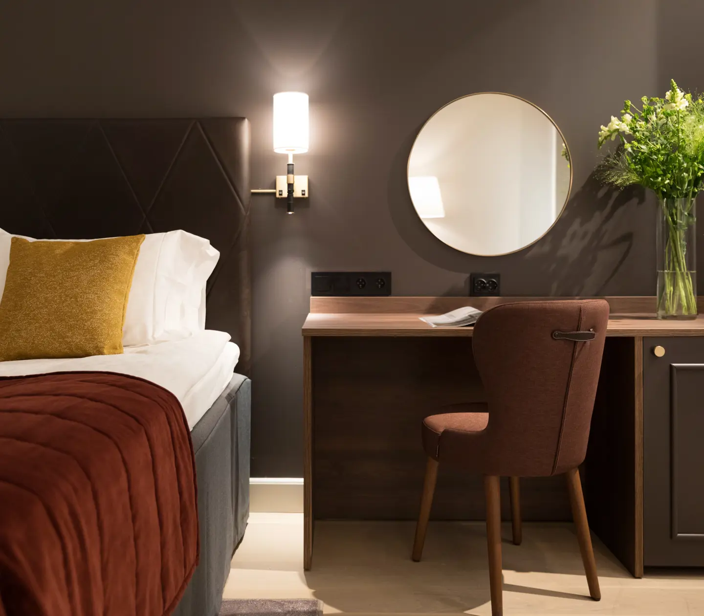 Hotel room with bed, desk and mirror