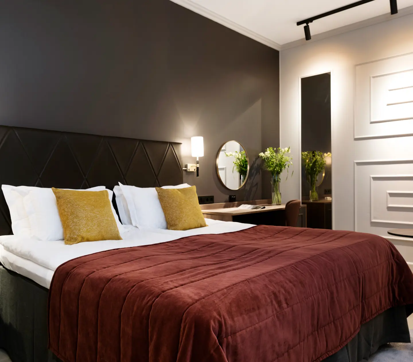 Hotel room with double bed, desk and mirror