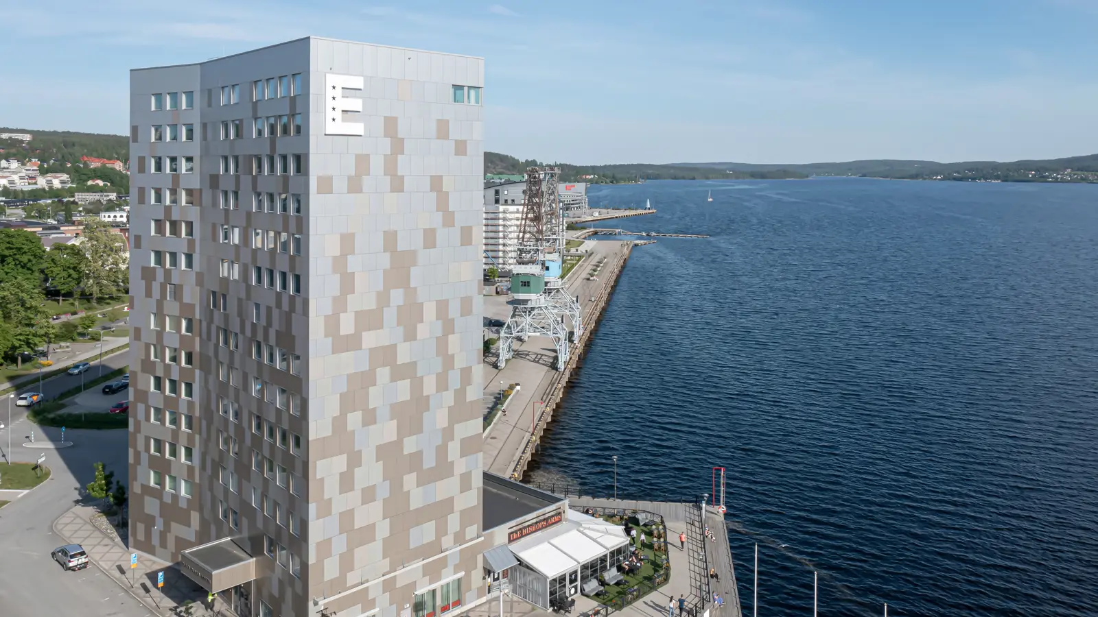 Fasaden av Elite Plaza Hotel i Örnsköldsvik med Bottenhavet bakom
