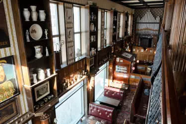 Pub med två våningar som är inredd i klassisk engelsk stil