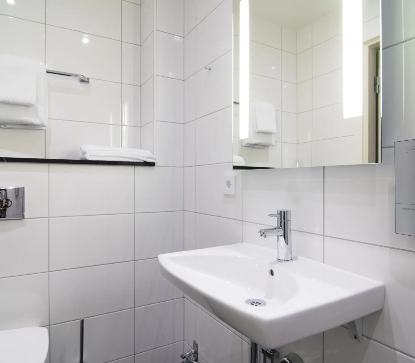 Bright bathroom with towels, sink and mirror