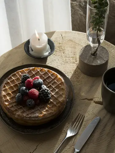 Restaurang med många inslag av trä i inredningen