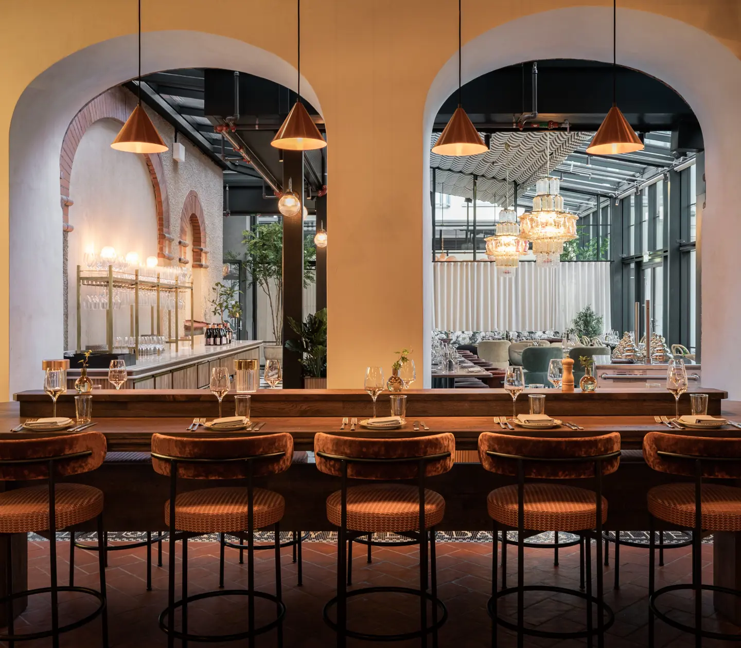 Restaurangmiljö med barbord, valv och fler bord i bakgrunden