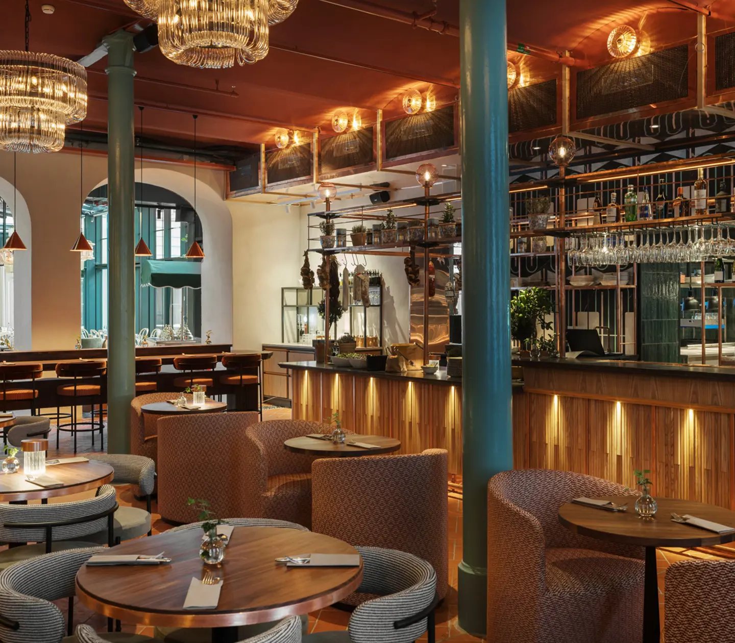 Restaurangmiljö med bar, matgrupper och taklampor