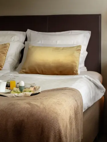 Hotellrum med frukostbricka