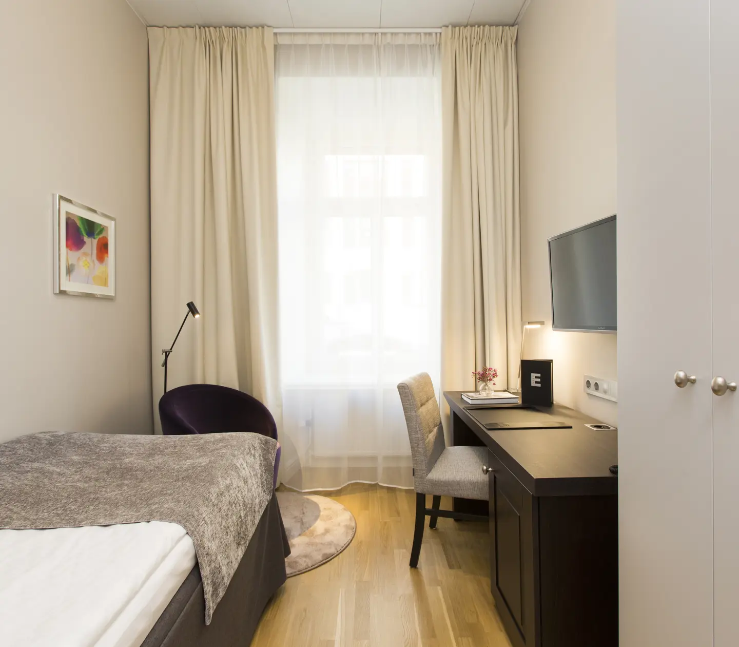 Single bed and a desk