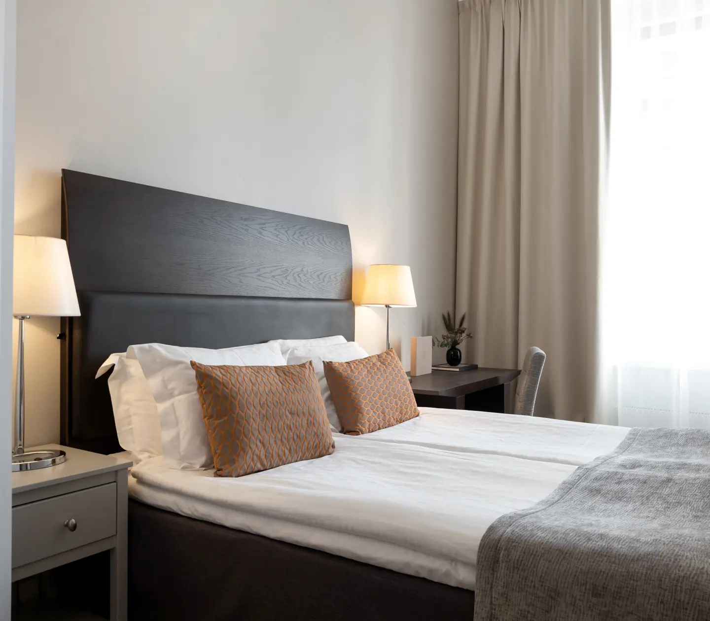 Nice double room with double bed and desk