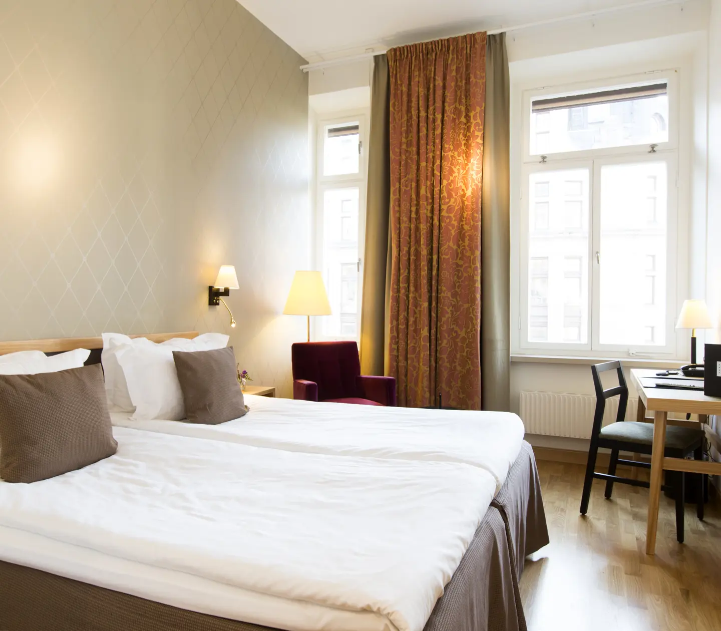 Bright double room with double bed and desk