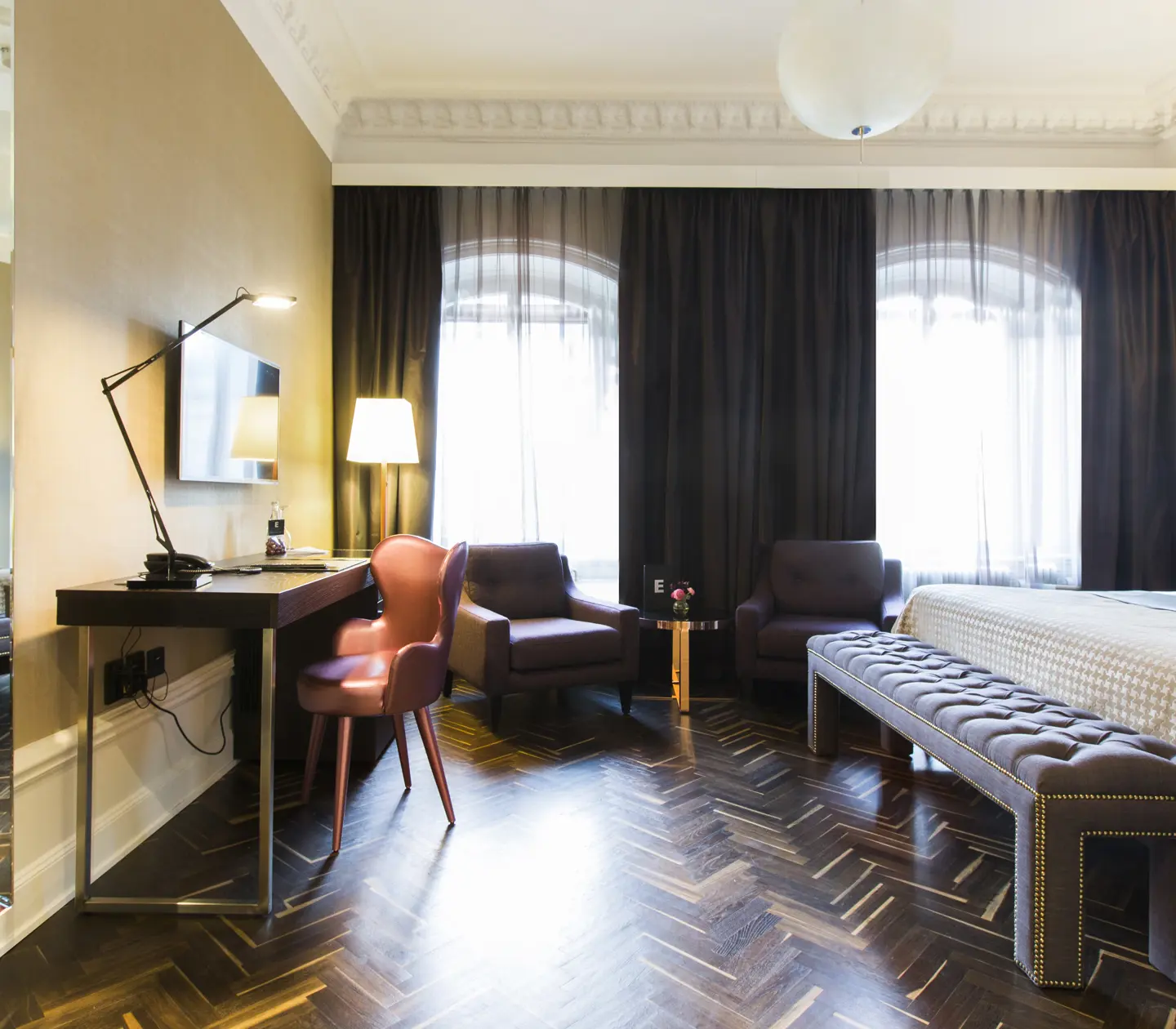 Beautiful double room with bed, sitting area and desk