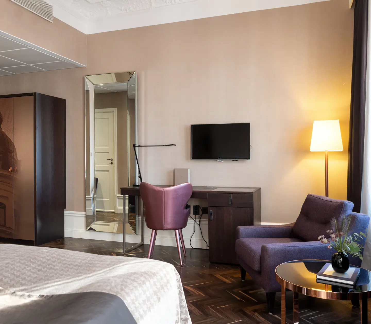Beautifully furnished double room with bed, desk, armchair and wardrobe