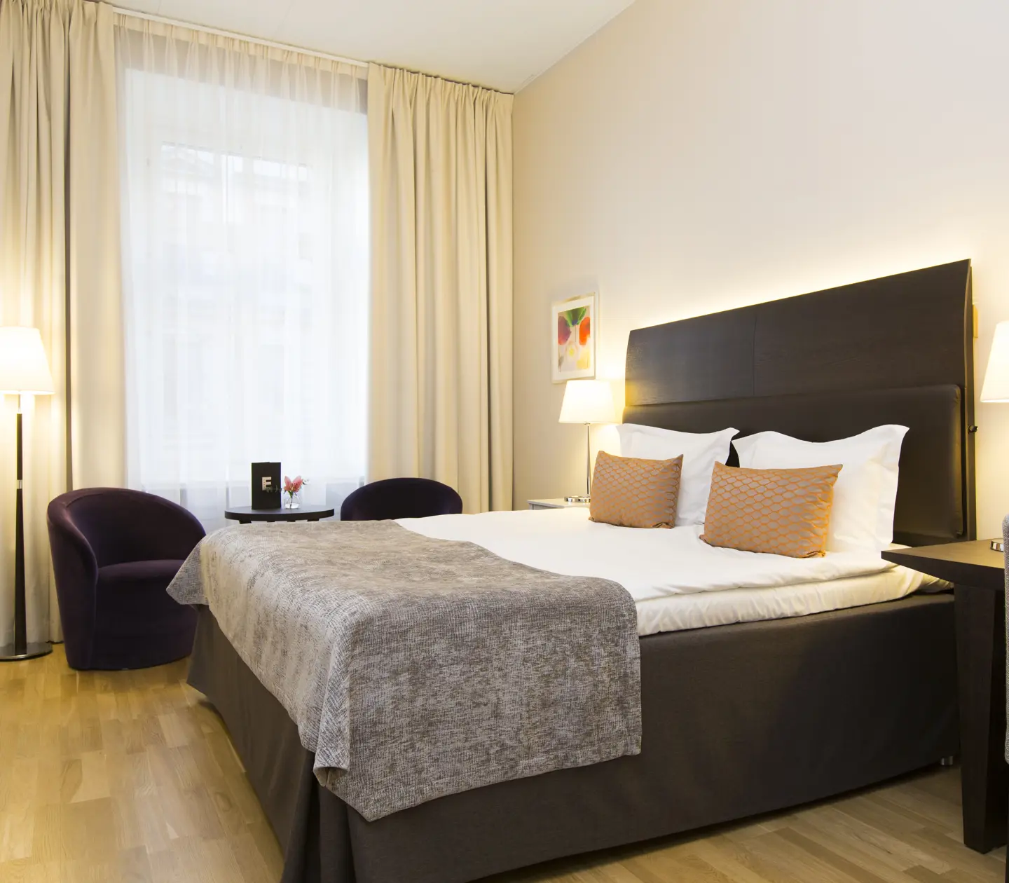 Double bed with sitting area and desk
