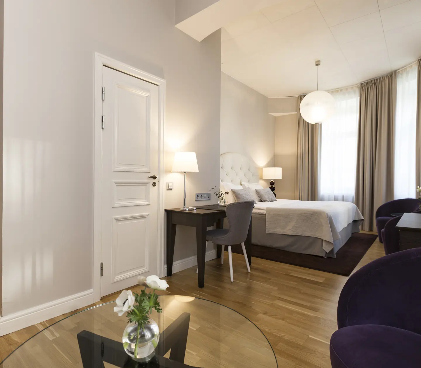 Bright, beautifully decorated room with double bed, desk and seating area