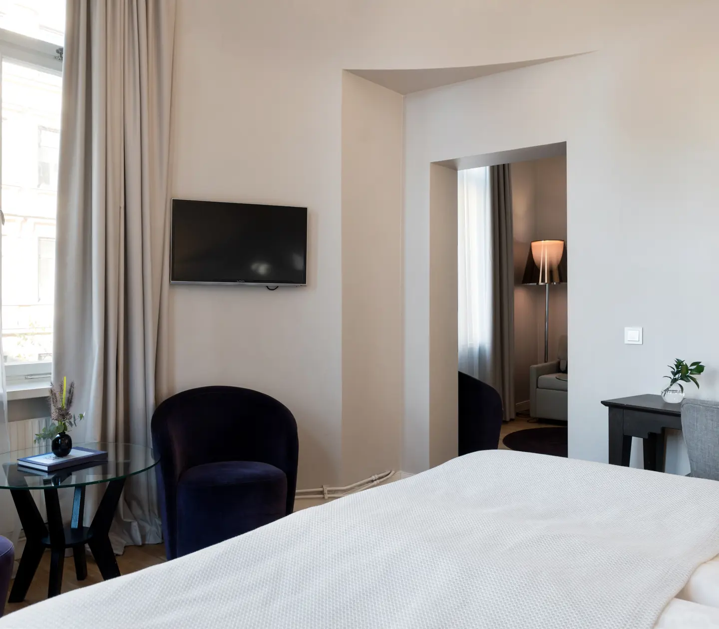 Double room with bed and seating area