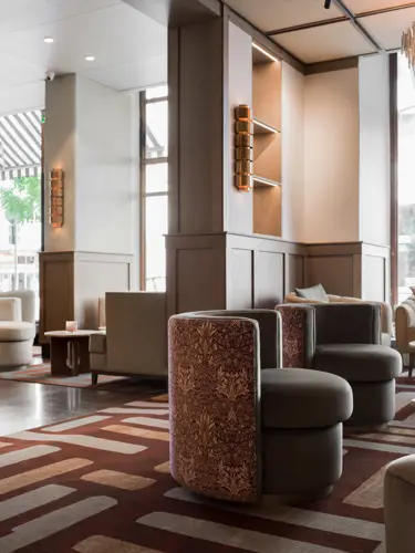 Hotellobby med loungemöbler och Kungsgatan utanför