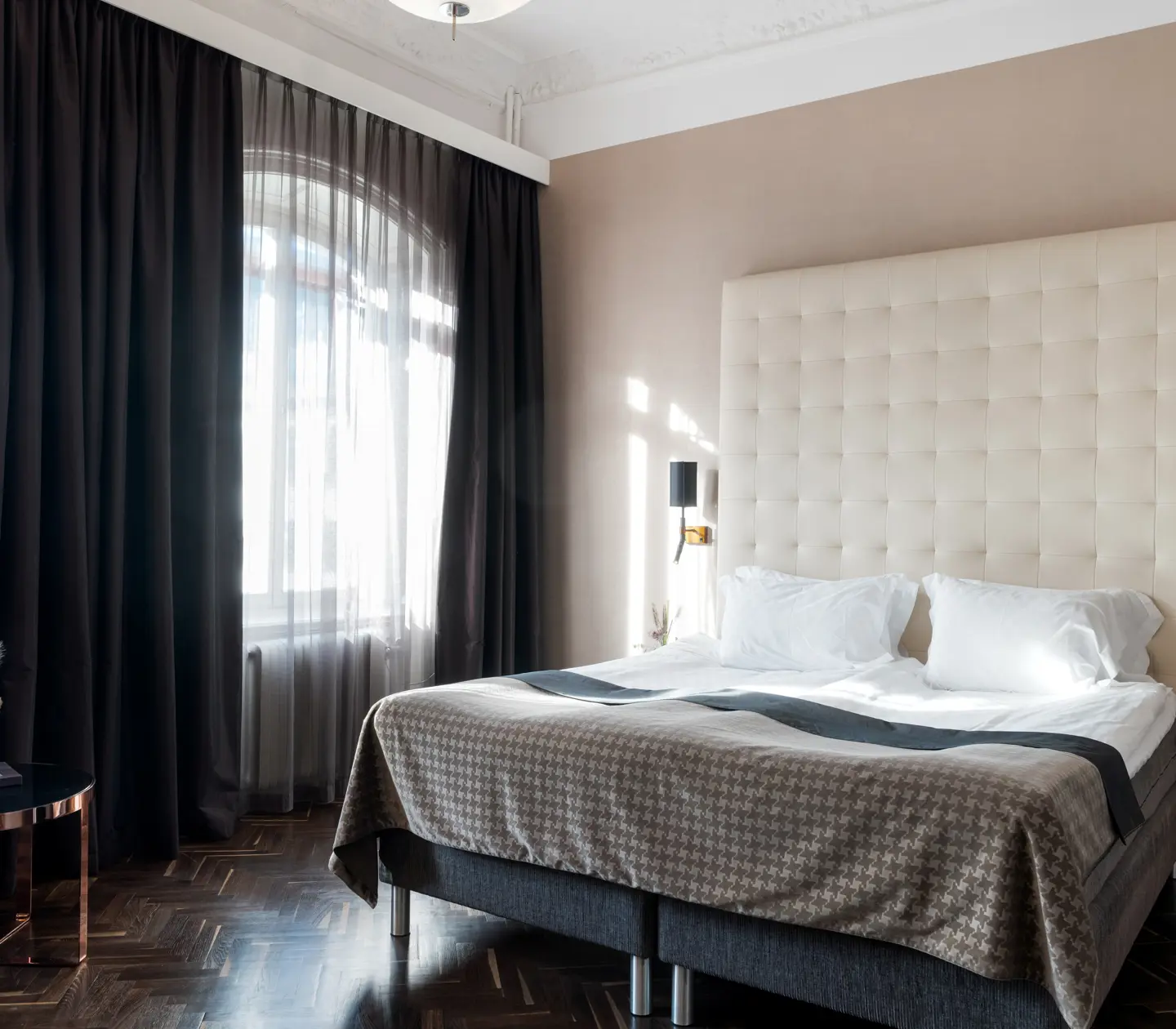 A double room with a bed and seating