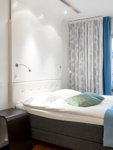 Hotellrum med säng och fönster med utsikt över Stockholm