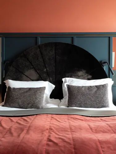 Hotellrum med säng i Umeå.