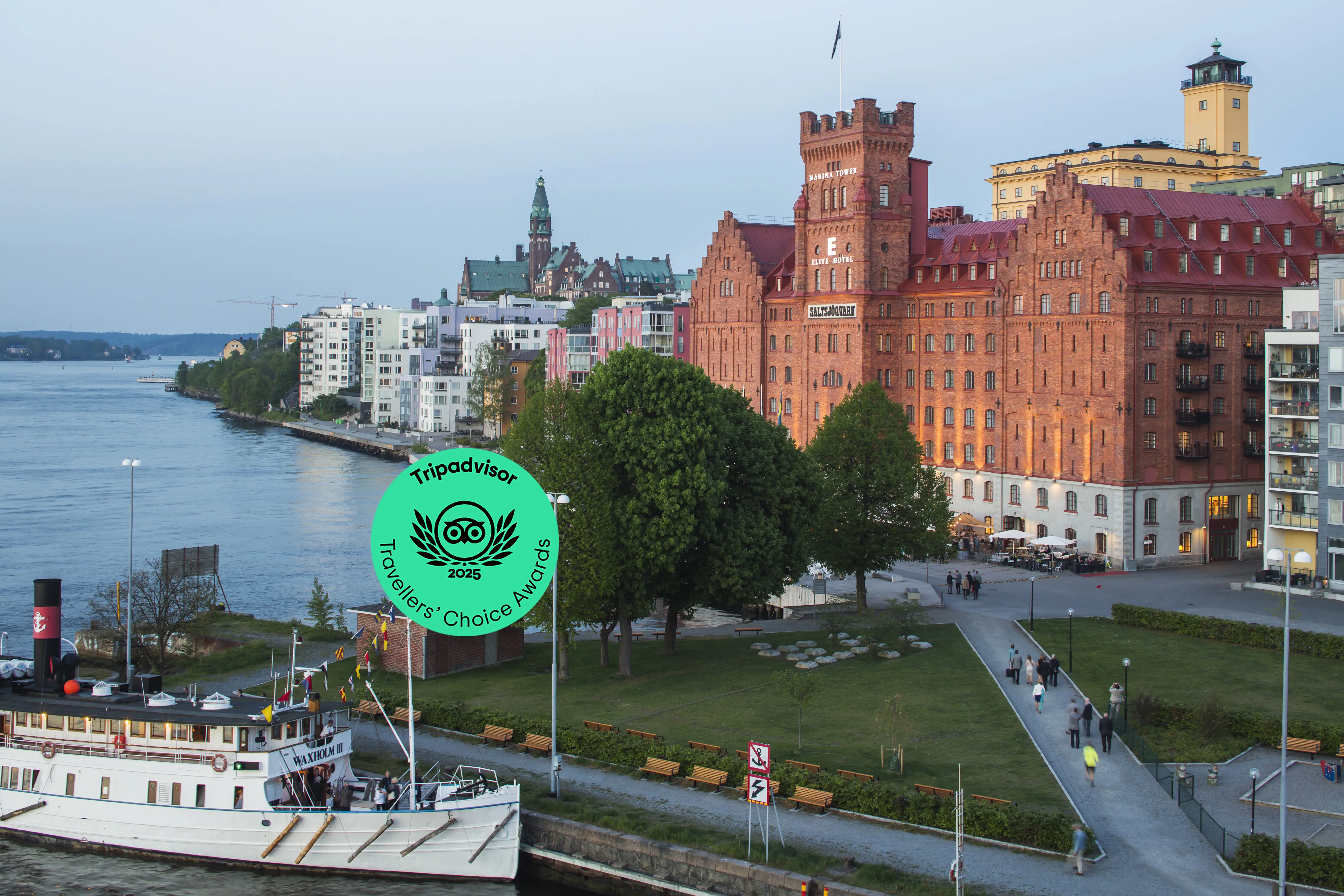 Pampiga kvarnbyggnaden av Elite Hotel Marina Tower i skymning