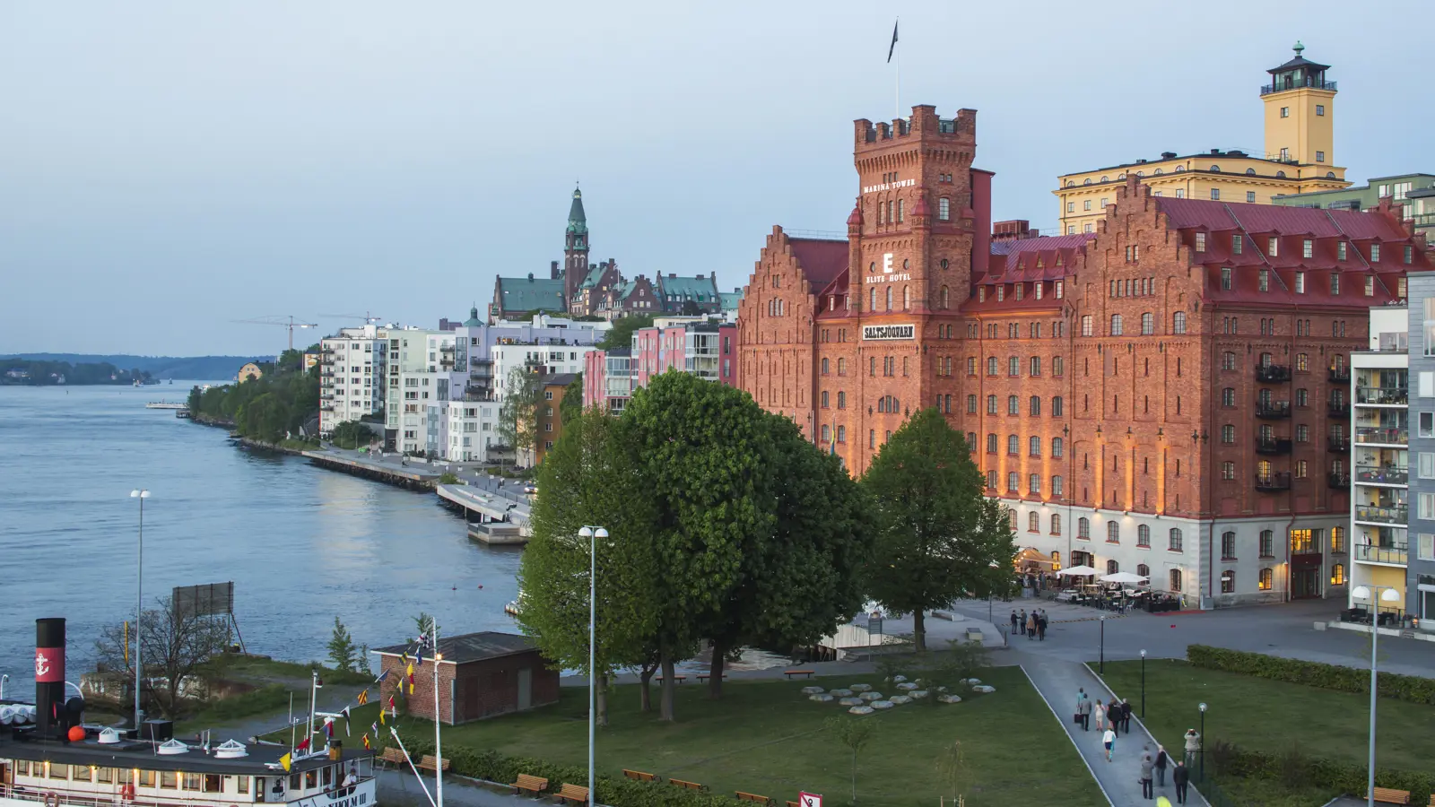Pampiga kvarnbyggnaden av Elite Hotel Marina Tower med vattnet framför