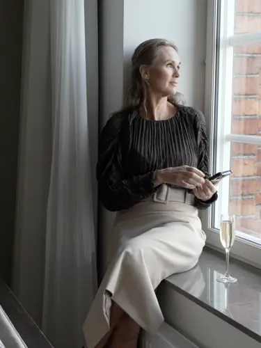 Kvinna i fönster på hotellrum