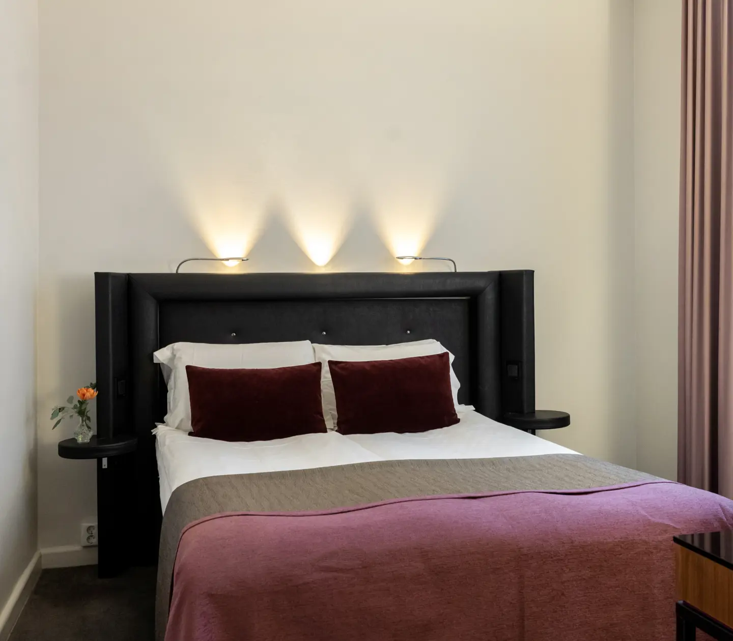 Hotel room with double bed, blackboard and window