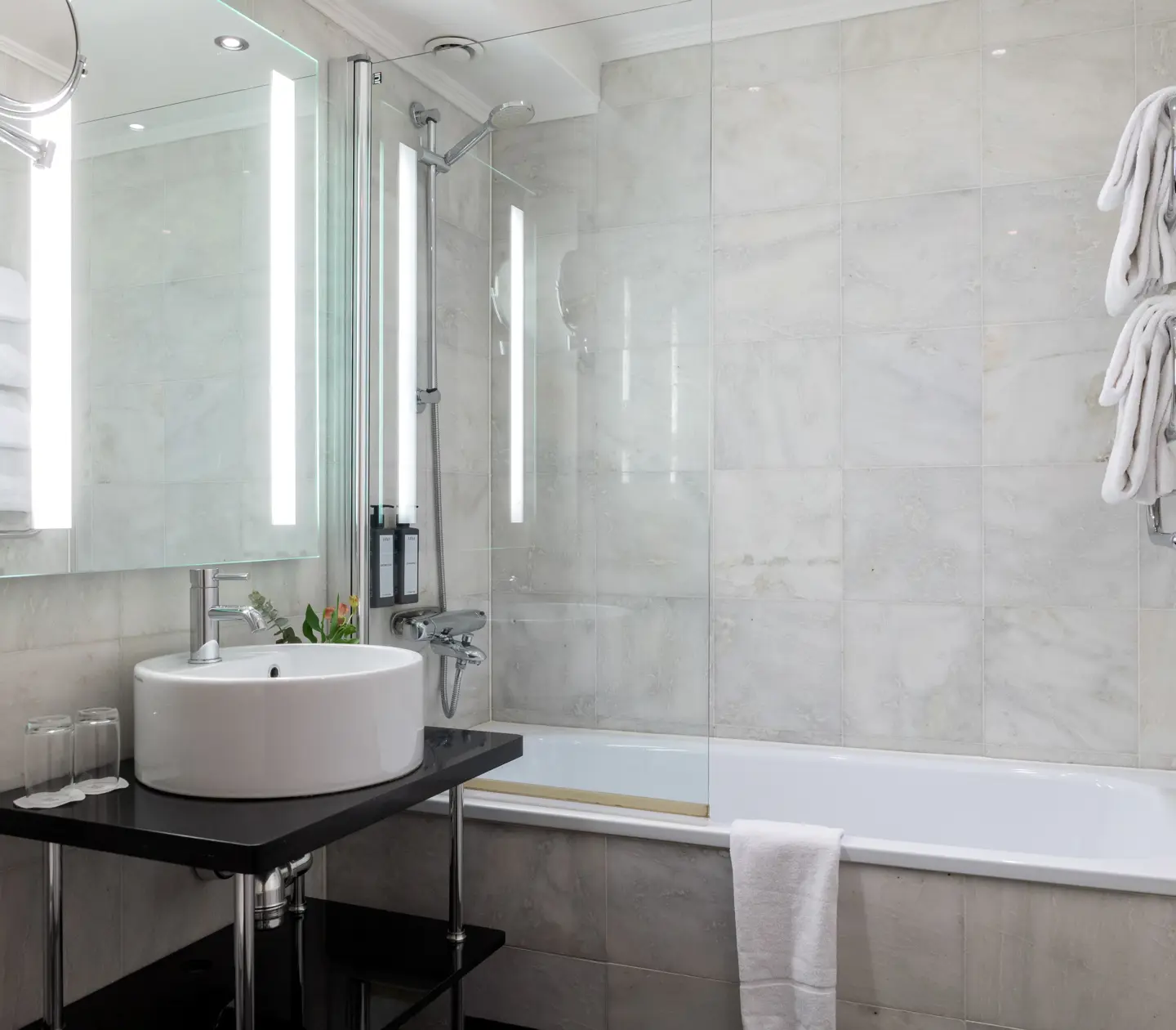 Bright bathroom with bathtub, sink and mirror